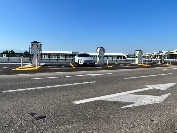 Autostrade per l'Italia, Free To X e SEA: dopo Linate anche a Malpensa le colonnine di ricarica ultrafast